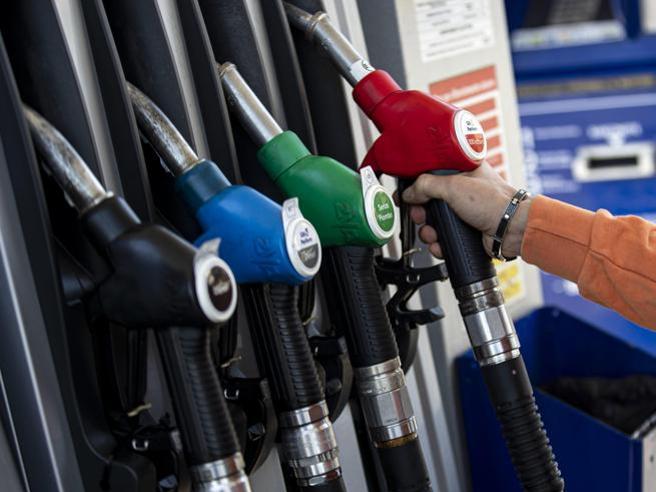 Benzina accise rincaro governo meloni prezzo legge bilancio aumento 